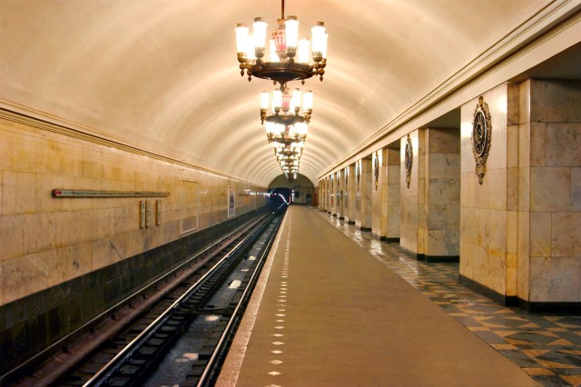 Станция «Нарвская»: боковая платформа. Фотограф: Алексей (Hackproof). 2006 год.